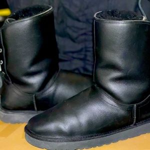 Woman’s Uggs boots used 3(wears) fairly. New.